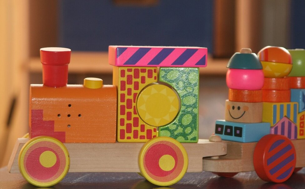 Bunte Kindereisenbahn aus Holz mit einem Anhänger