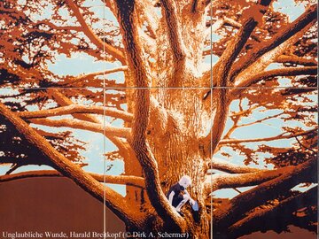 Wandbild - Kind sitzt auf einem Baum mit vielen Ästen 