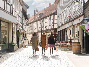Besucherinnen in der belebten Innenstadt von Goslar auf Einkaufsbummel.  