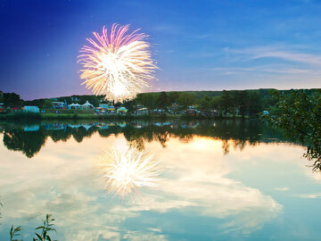 Feuerwerk über einem See